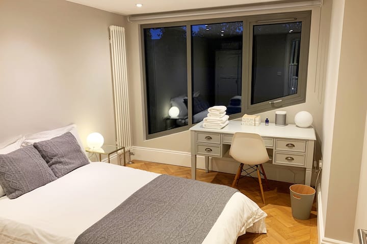 ห้องนอน 5 พร้อมโต๊ะทำงานและเตียงโซฟา 