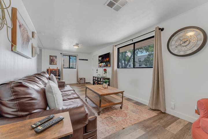 Sala de estar con cómodo sofá largo, reproductor de DVD, juegos de mesa, juegos de cartas, etc.