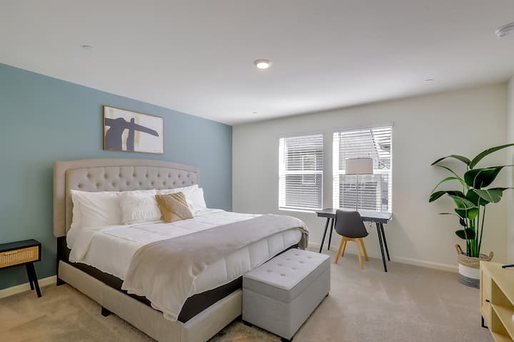 Dhoma kryesore e gjumit: Shijo netët e qeta në këtë dhomë gjumi të bollshme. Krevat dopio "king", hapësirë e dedikuar pune.