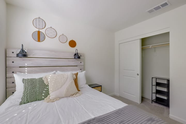 Dhoma e gjumit 3: Krevat dopio "queen" me kokë druri. Dollap. Ajër i kondicionuar qendror.