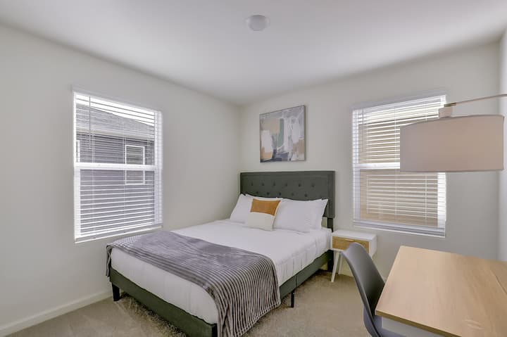 Dhoma e gjumit 2: Krevat dopio "queen", hapësirë pune