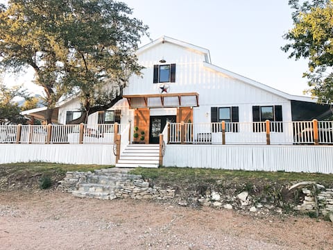 Diamond in the Rough. Barn built in a modern twist