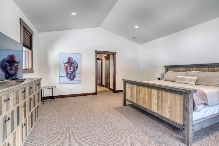 ห้องนอนใหญ่ริมภูเขา - ชั้นบนสุด - กว้างขวางเป็นส่วนตัวเงียบสงบ