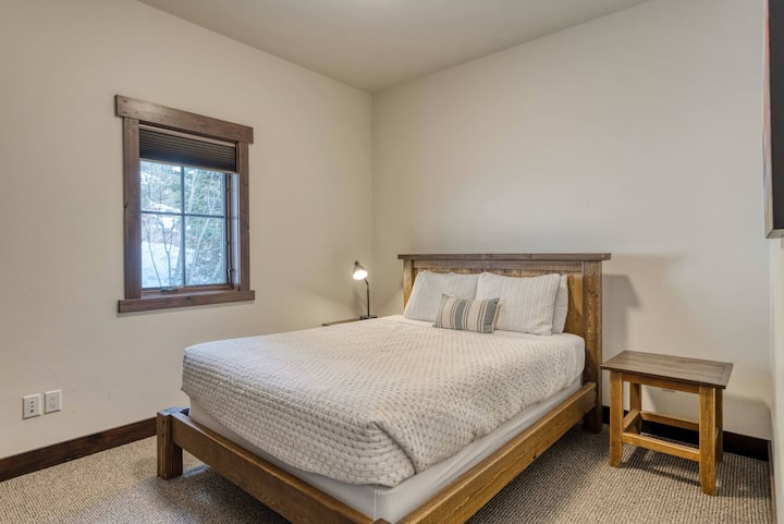 ห้องนอนส่วนตัวที่ 1 บนชั้น 3 - ห้องนอนควีนไซส์ส่วนตัว (1 จาก 3 ห้องนอนชั้น 3)