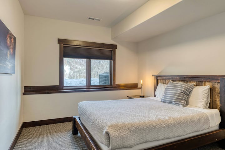 ชั้น 4 - ห้องนอนควีนไซส์ส่วนตัว (1 จาก 2 ห้องนอนชั้น 4)