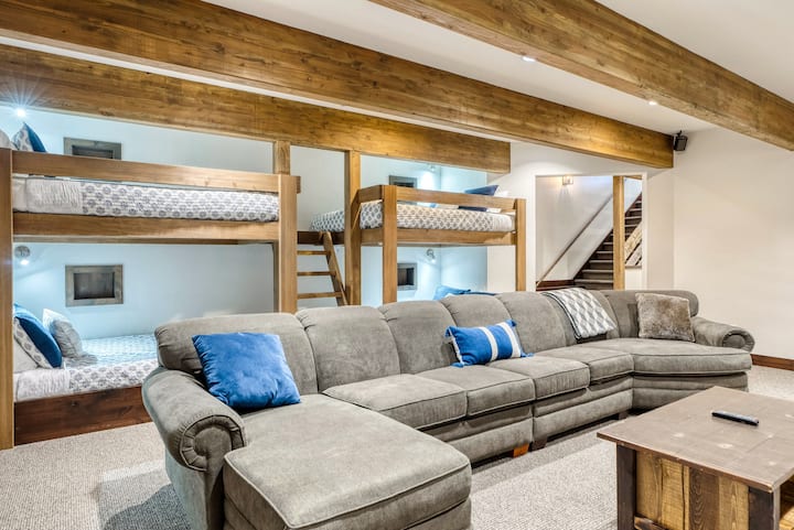 ห้องเตียงควีนไซส์บนเตียงสองชั้น/ห้องบันเทิงกว้างขวาง/ทีวี HD 82 เครื่อง