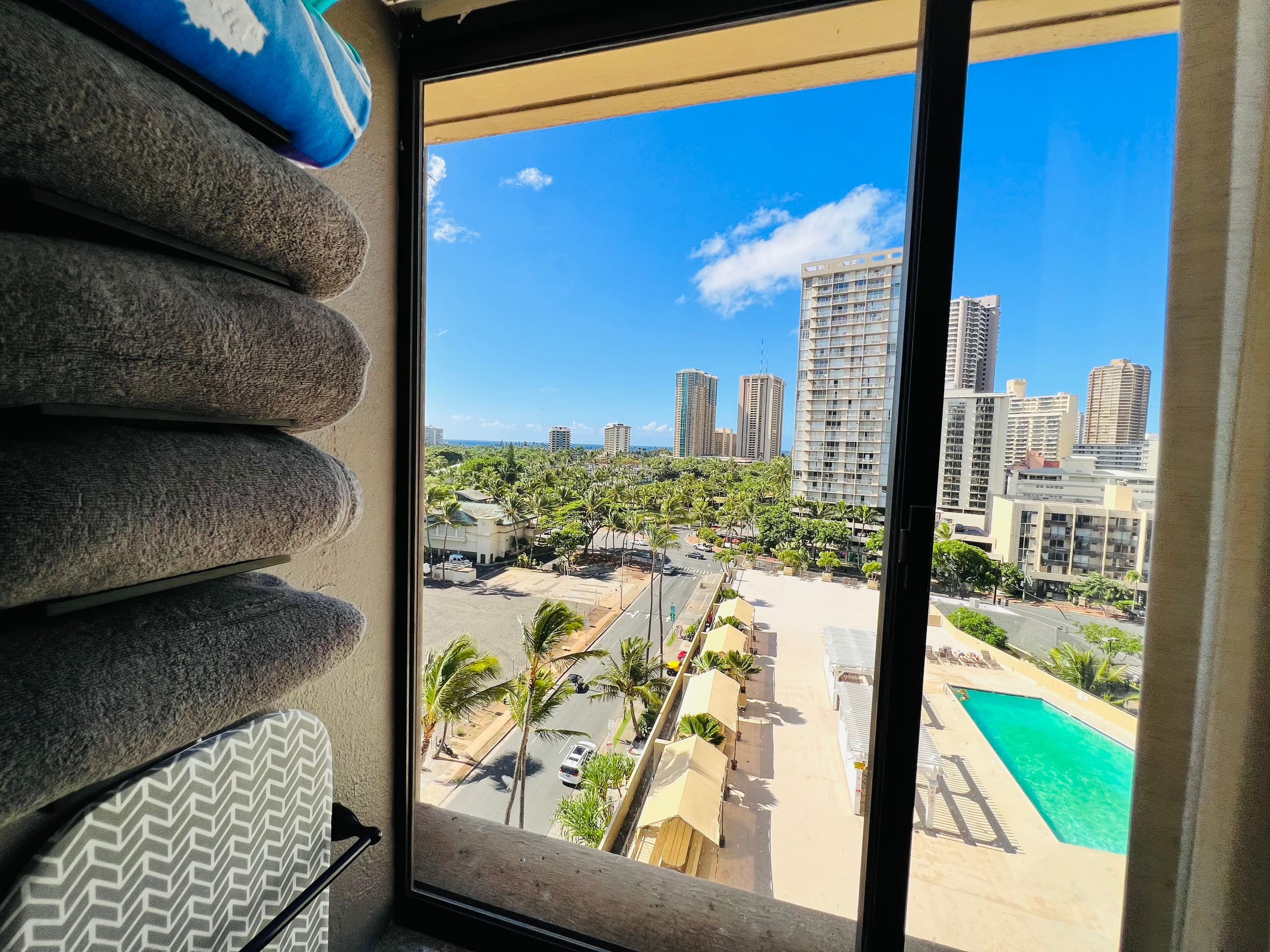 Condo in Honolulu · ★4.73 · Studio · 2 beds · 1 private bath - Image 14