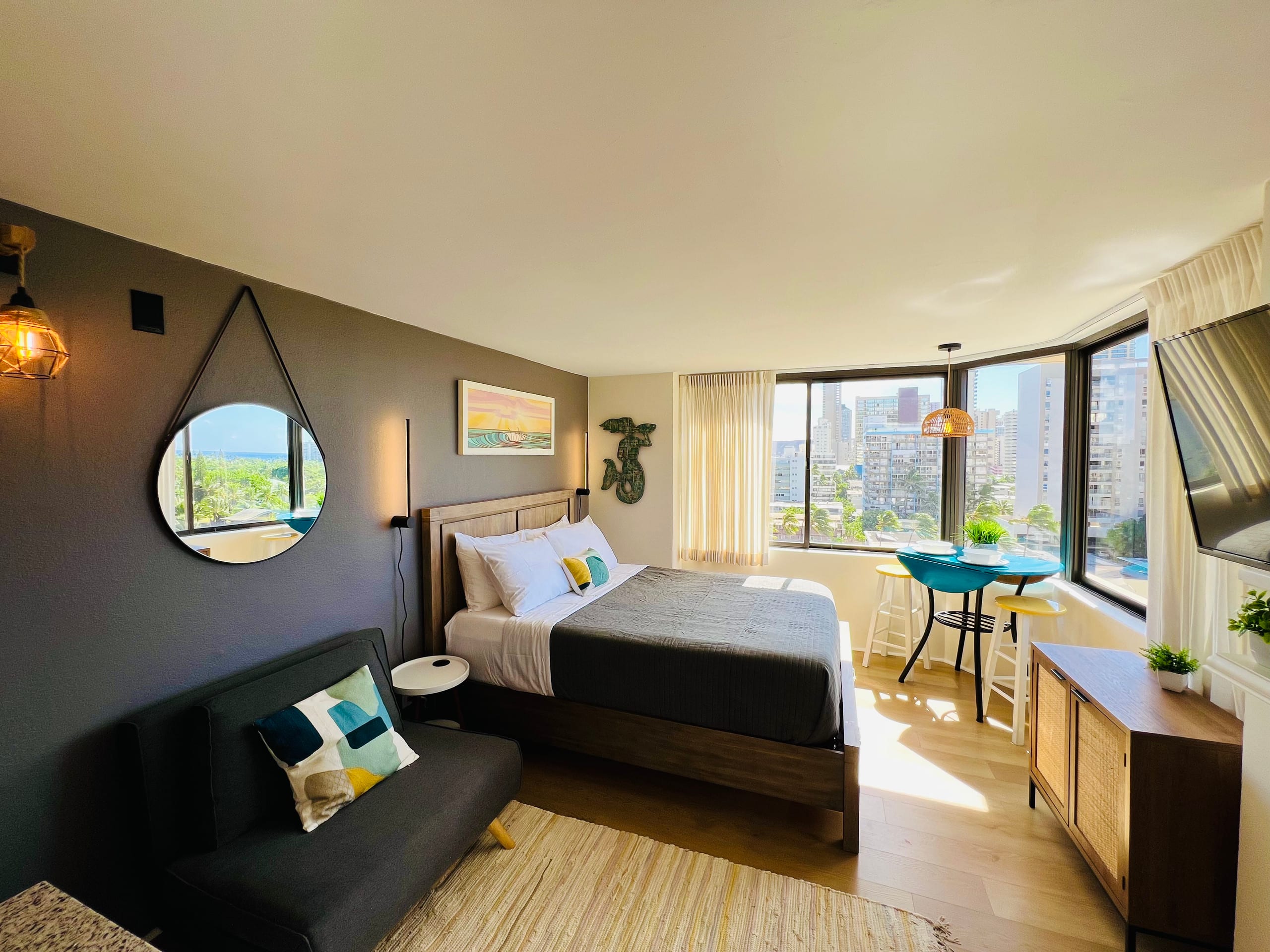 Condo in Honolulu · ★4.73 · Studio · 2 beds · 1 private bath - Image 2
