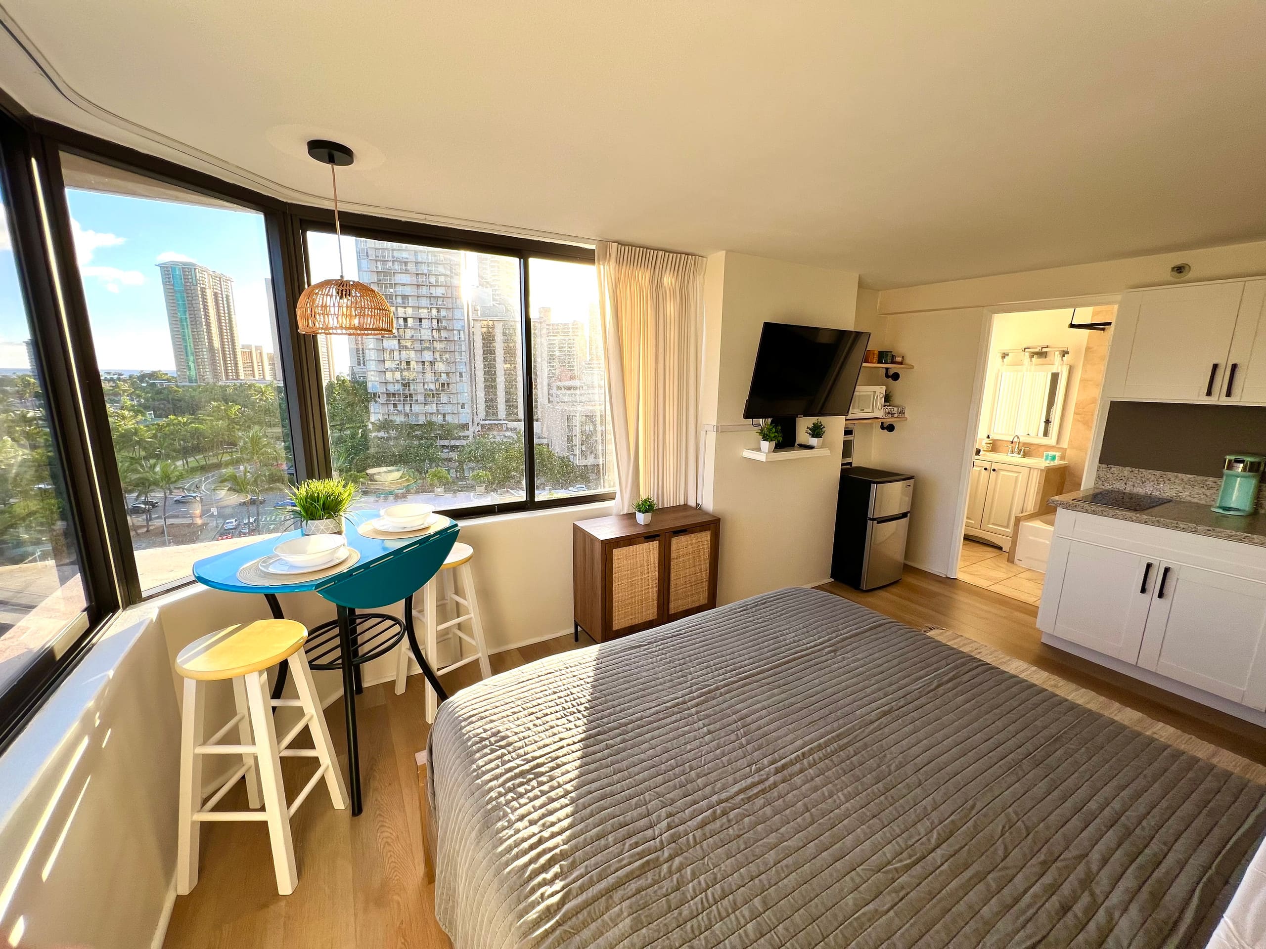 Condo in Honolulu · ★4.73 · Studio · 2 beds · 1 private bath - Image 13