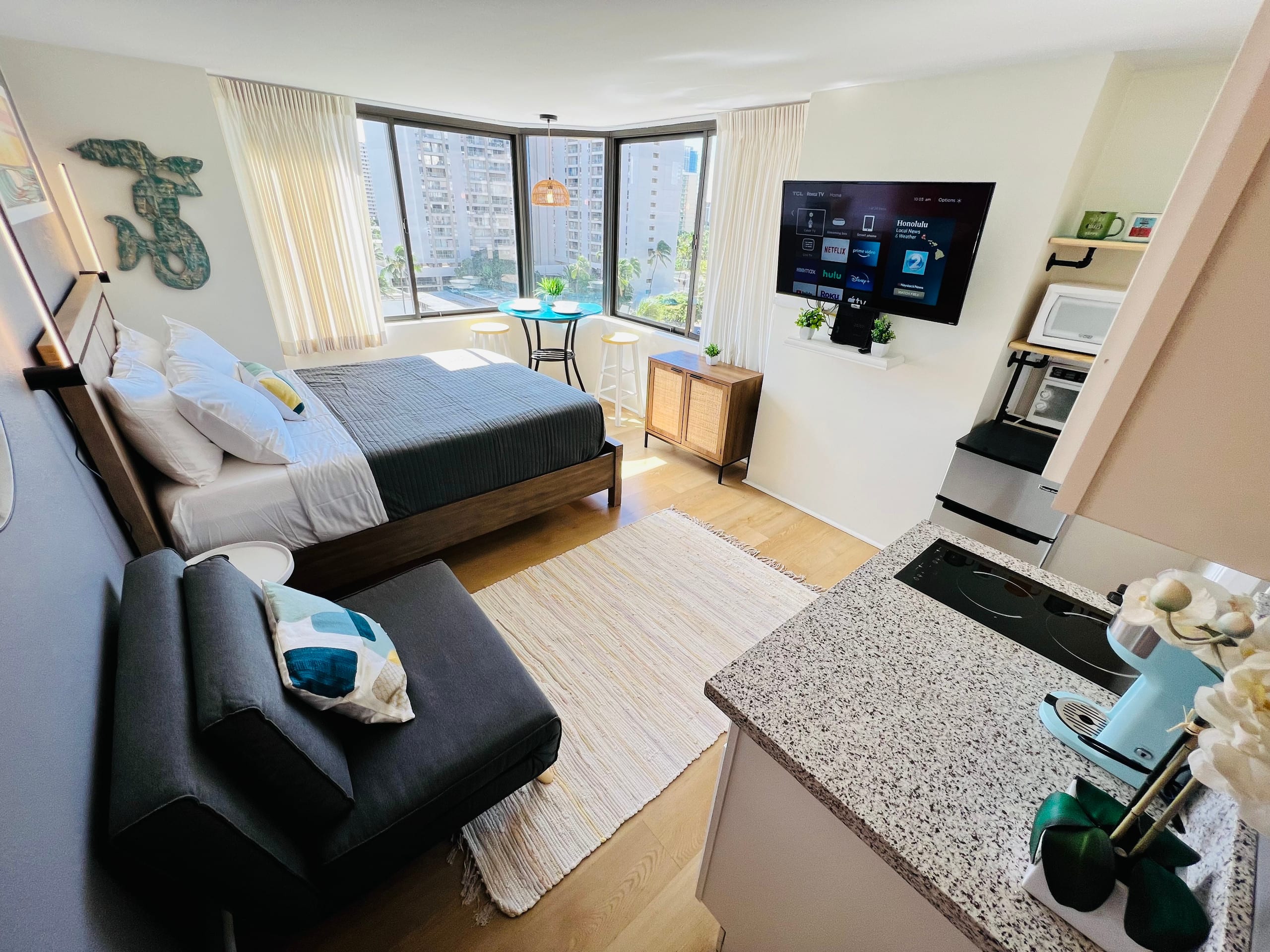Condo in Honolulu · ★4.73 · Studio · 2 beds · 1 private bath - Image 32