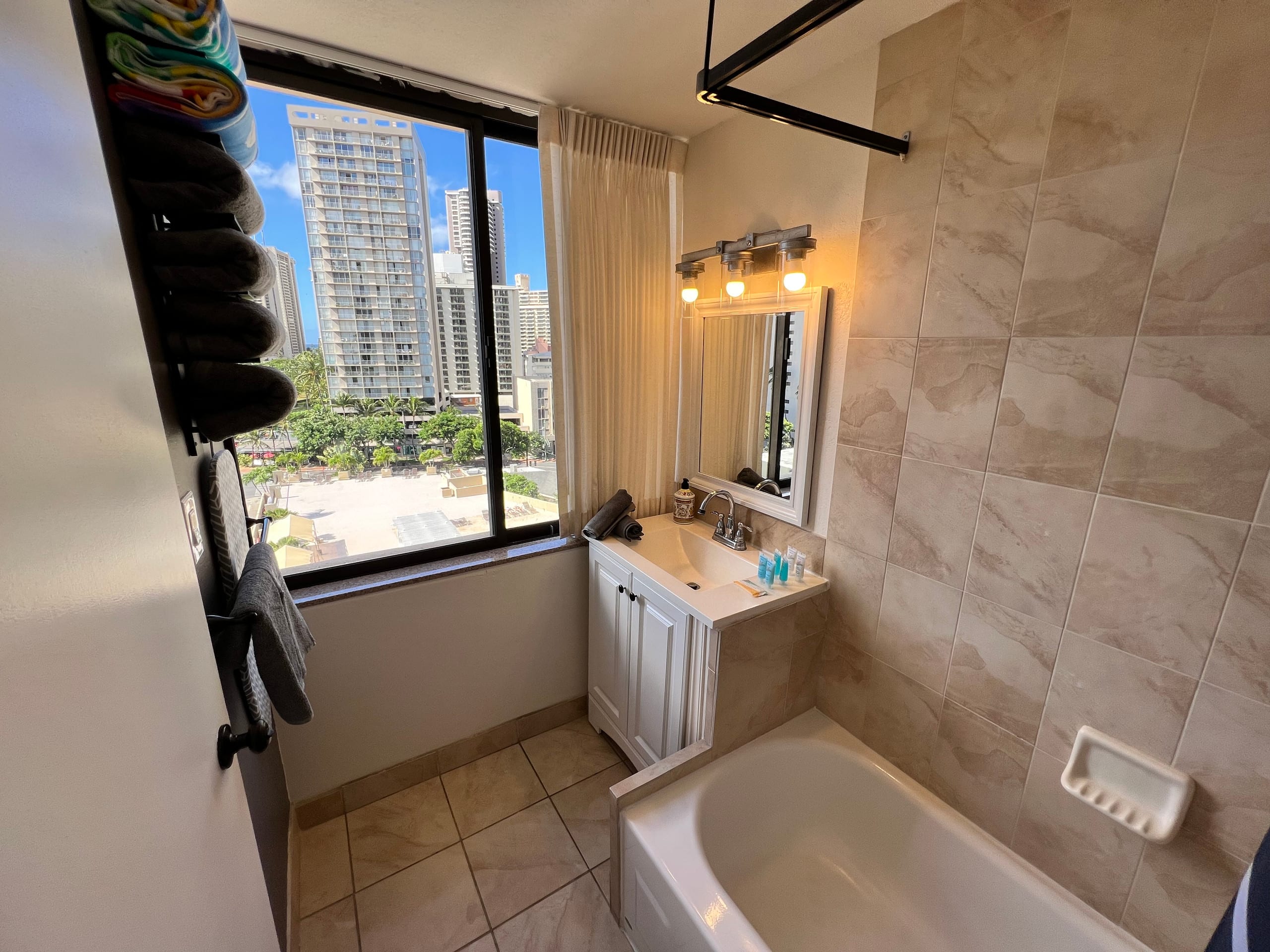 Condo in Honolulu · ★4.73 · Studio · 2 beds · 1 private bath - Image 37