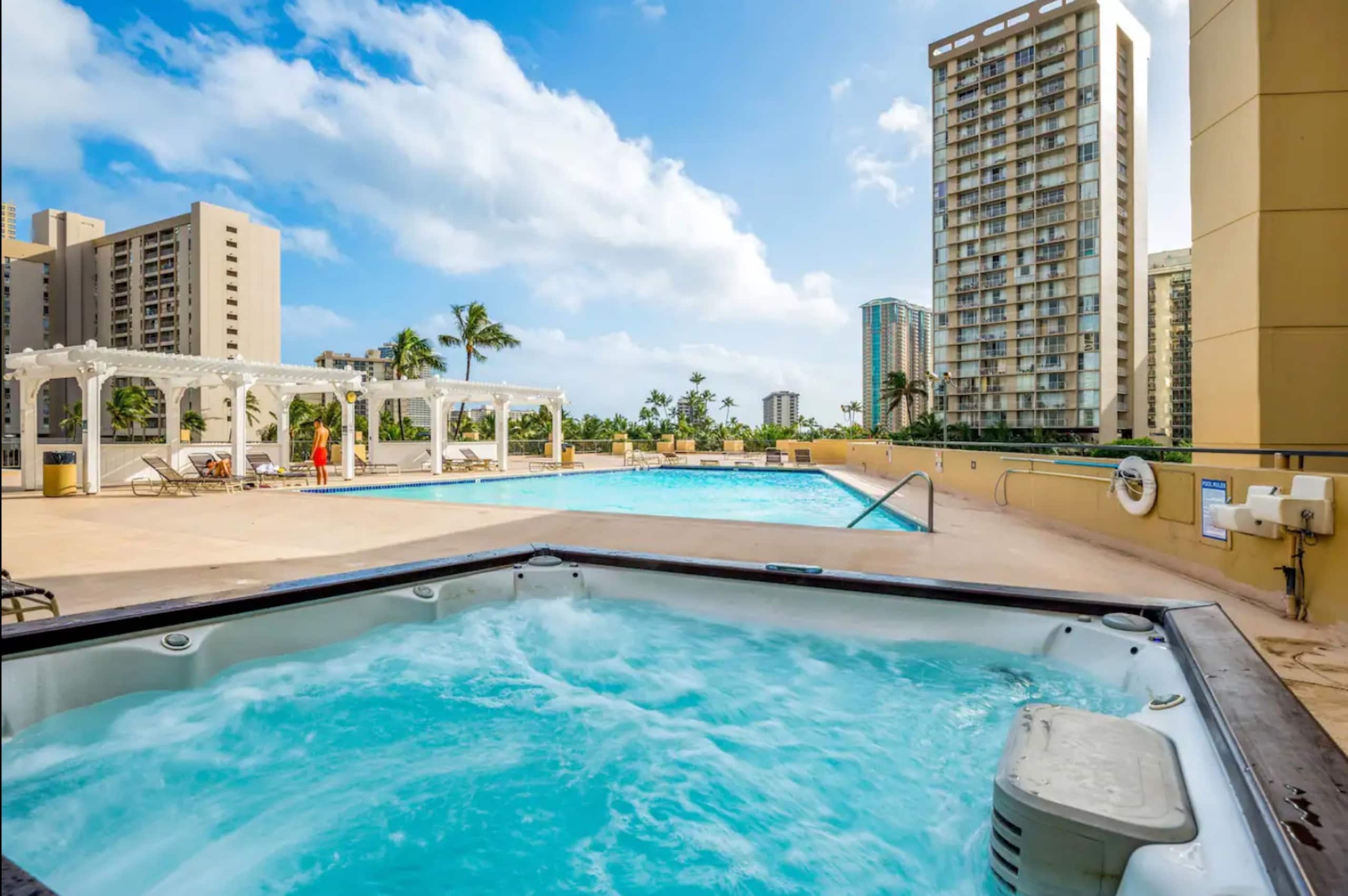 Condo in Honolulu · ★4.73 · Studio · 2 beds · 1 private bath - Image 1
