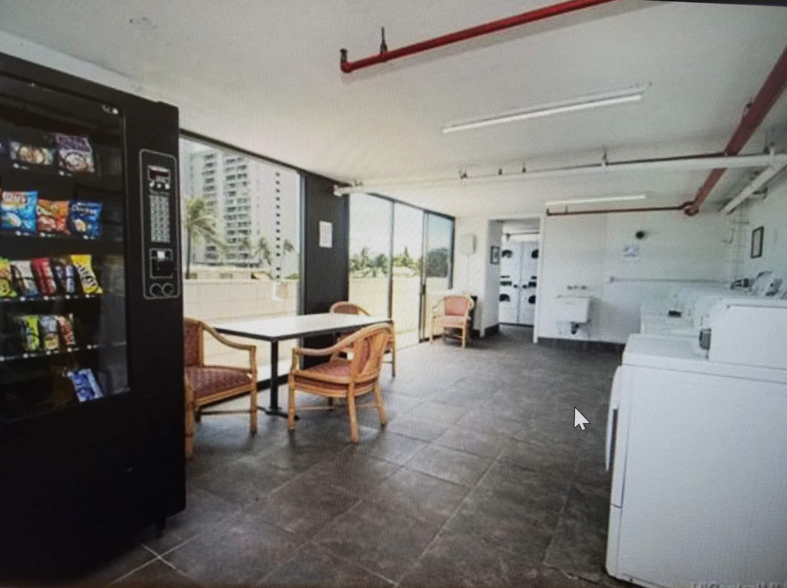 Condo in Honolulu · ★4.73 · Studio · 2 beds · 1 private bath - Image 50