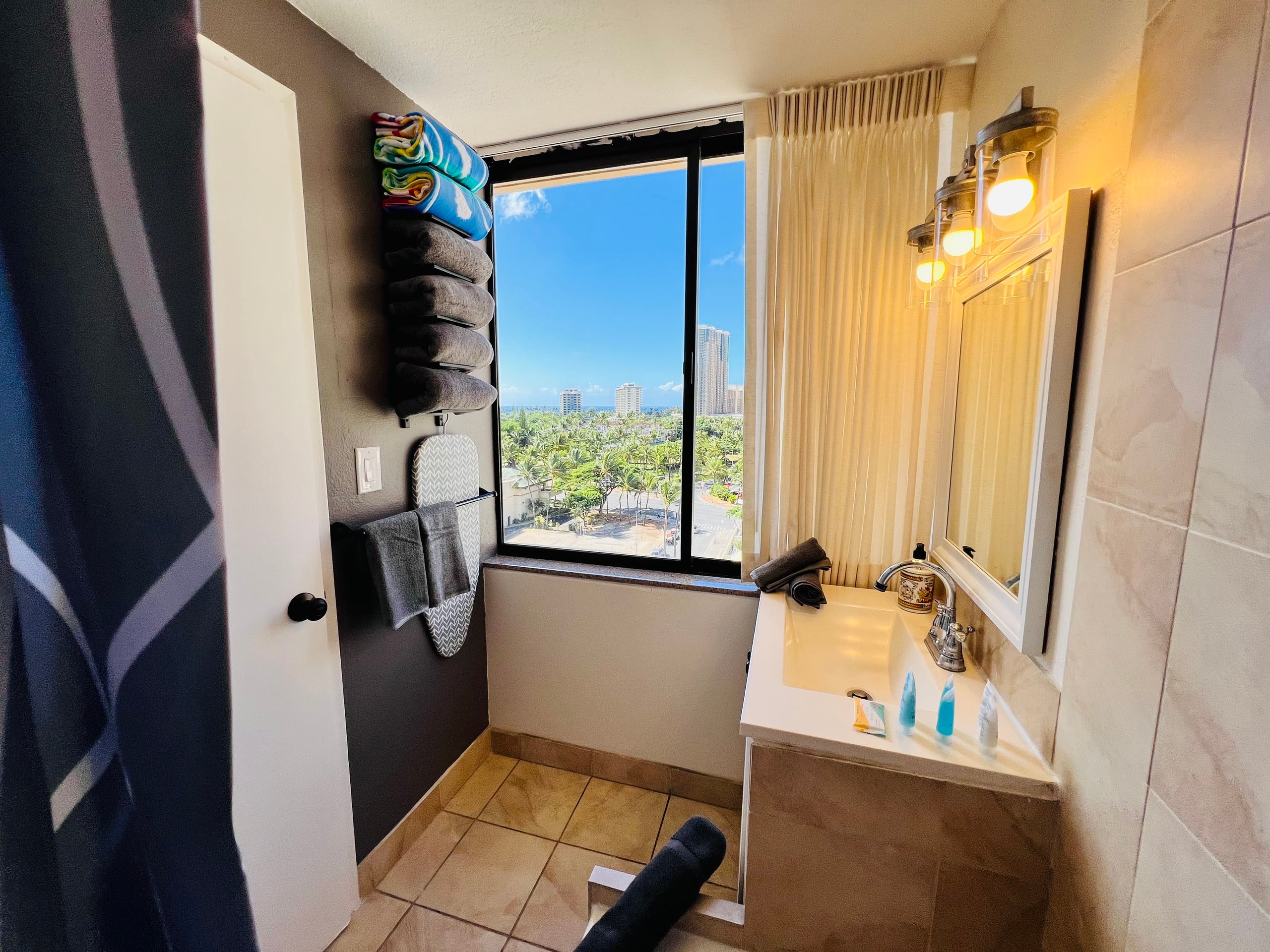 Condo in Honolulu · ★4.73 · Studio · 2 beds · 1 private bath - Image 35