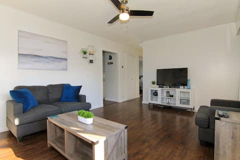 Bright, cheerful 2 bedroom home with full kitchen