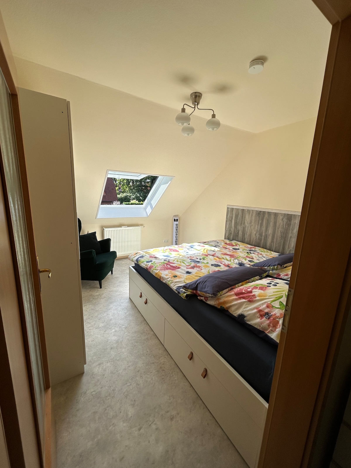 Спална соба(кревет 1,80 x 2,00)