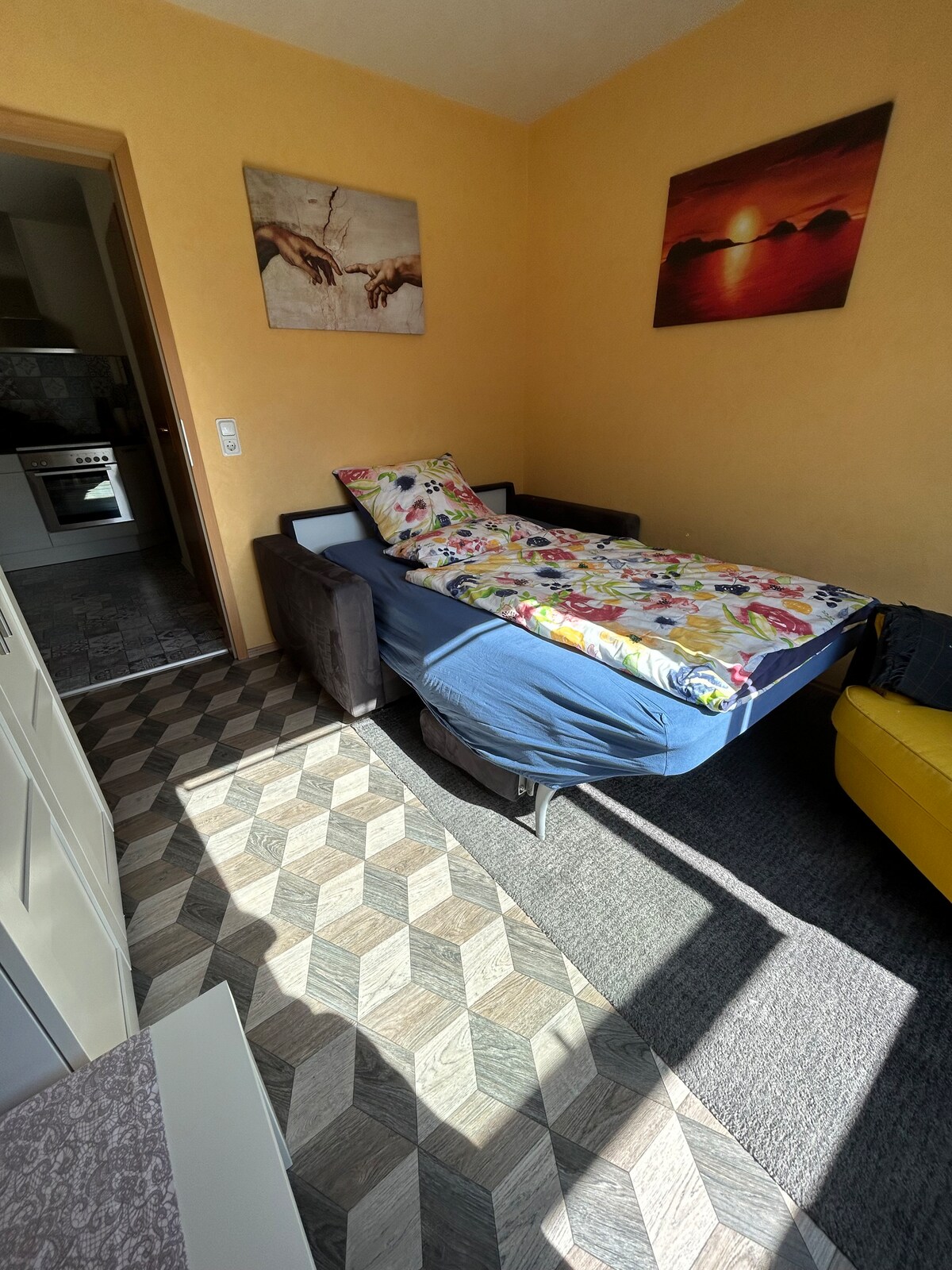 Дневна соба како спална соба, 
кревет 1.20 x 2.00