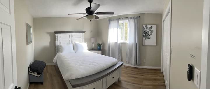 Dormitorio principal con cama tamaño queen