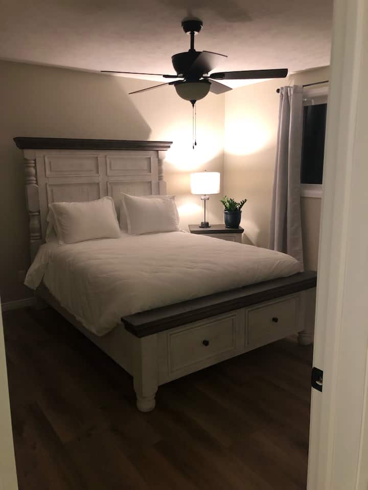Dormitorio principal con cama tamaño queen 
