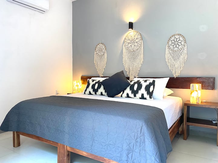 Habitación #1, cama tamaño king.