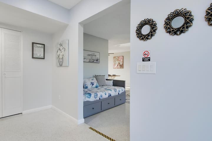 Hyrja në hollin e dhomës së ndenjjes