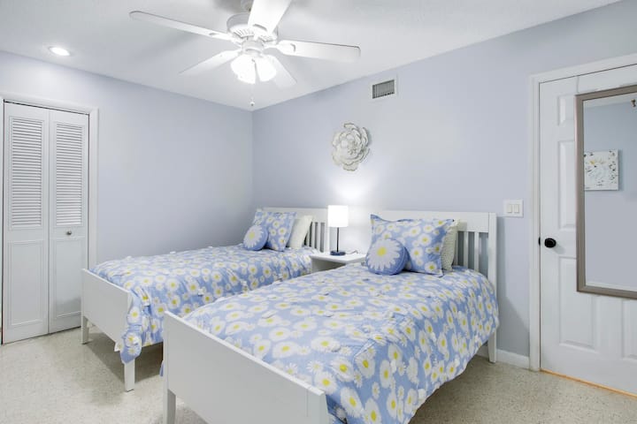 Dhoma e tretë e gjumit me dy binjakë dhe televizor (nuk shfaqet)