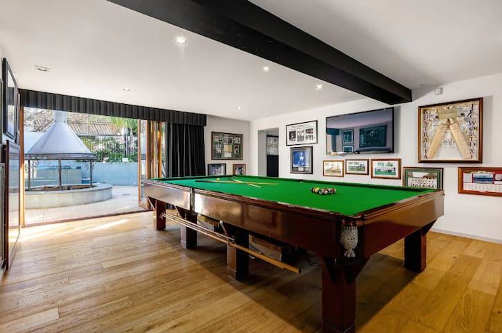 Yera Luxe Coastal Homestead with Spa, Tennis Court