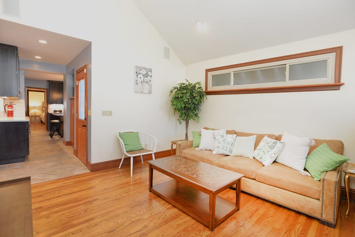 Cozy And Spacious Home | King Bed |Lindenwood Park - St. Louis, MO