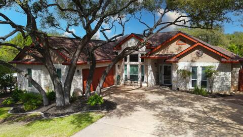 Peaceful Spacious Home/5 min Walk to Lake/HOT TUB