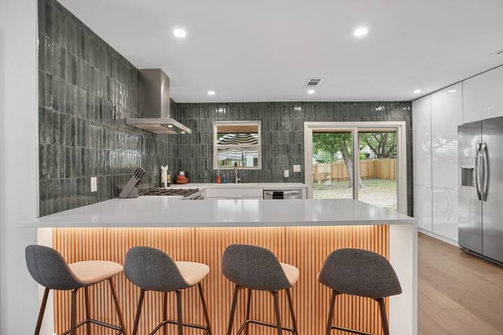 2 House Compound! 7Bedroom – PingPong – Yard Games