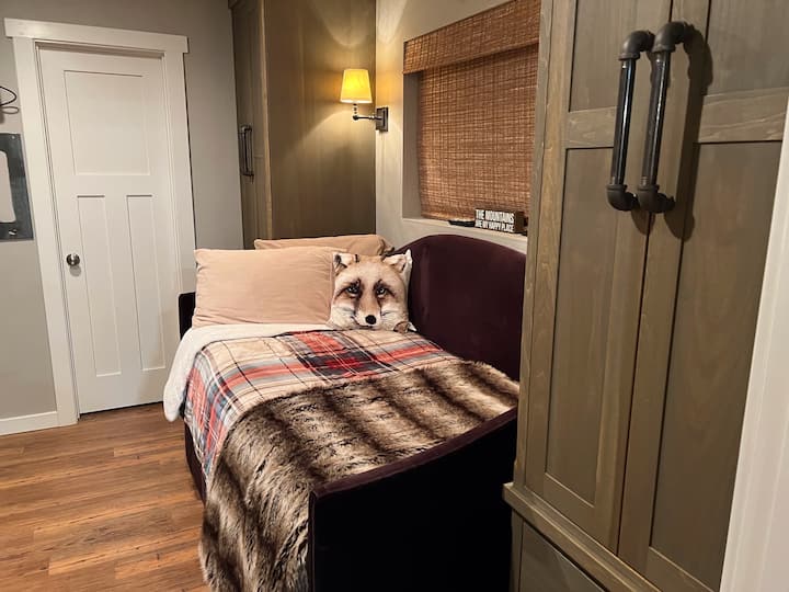 Camas de día con cama nido debajo en la habitación litera