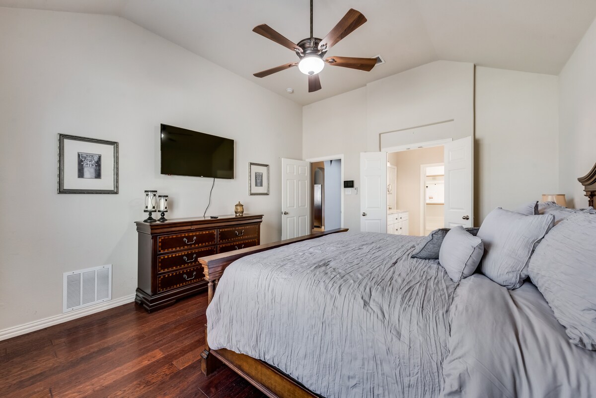 Dhomë gjumi kryesore me krevat dopio "King Size" dhe televizor 4K 55"