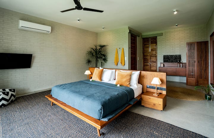 Situata accanto alla suite principale, la camera 2 ha il punto di osservazione più alto e una splendida vista sulle risaie.  (Questa camera può ospitare un letto singolo in più, se necessario, ma ne abbiamo solo 2 in totale, quindi controlla la disponibilità)