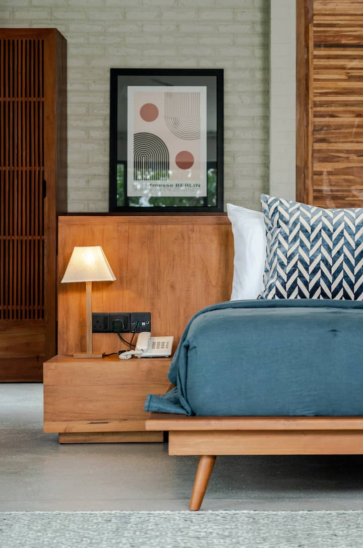 La suite principale è la più grande che vanta un ampio bagno all'aperto, e un fantastico balcone in cui è possibile rilassarsi sulla chaise-longue sotto l'albero di mango e leggere  un libro.