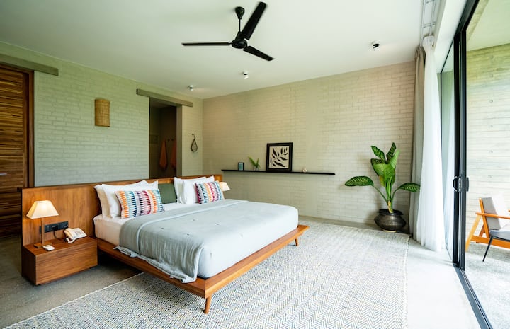 Situata sull'altro lato della piscina dalla stanza 2, la camera 3 condivide una piccola area prato privata con la stanza 4, perfetta per una famiglia.