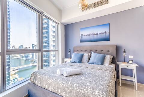 Modern Marina Studio w/ Balcony, Pool & parking