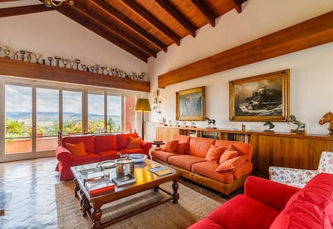 Top Airbnb: Private Villa with semi-Olympic pool and Tennis in Montaione