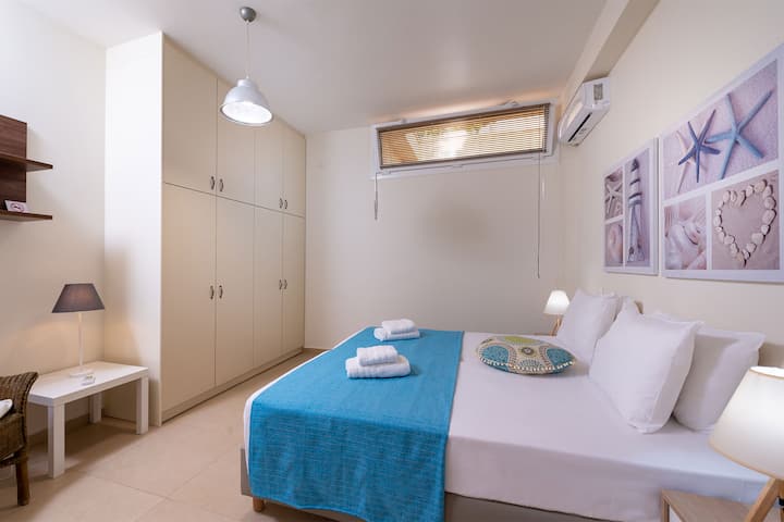 Spálňa sa nachádza na suteréne s manželskou posteľou.