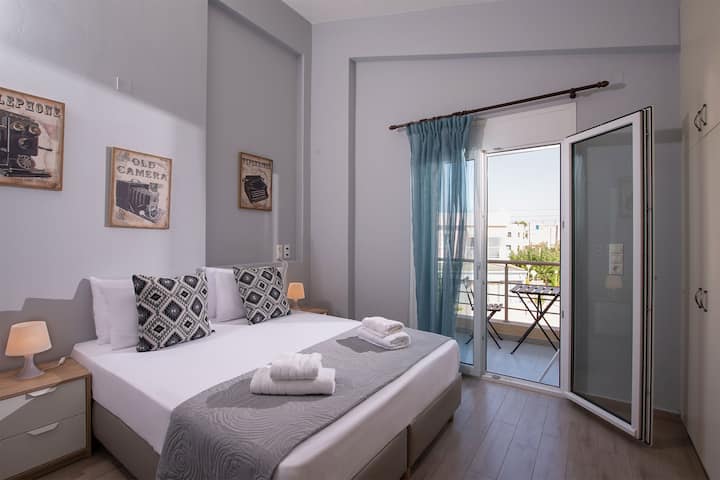 Spálňa sa nachádza na 1. poschodí s manželskou posteľou.