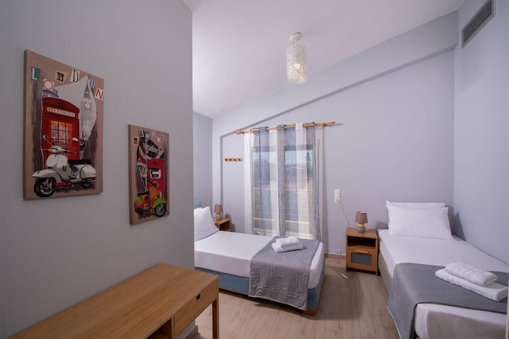 Spálňa sa nachádza na 1. poschodí s oddelenými posteľami.