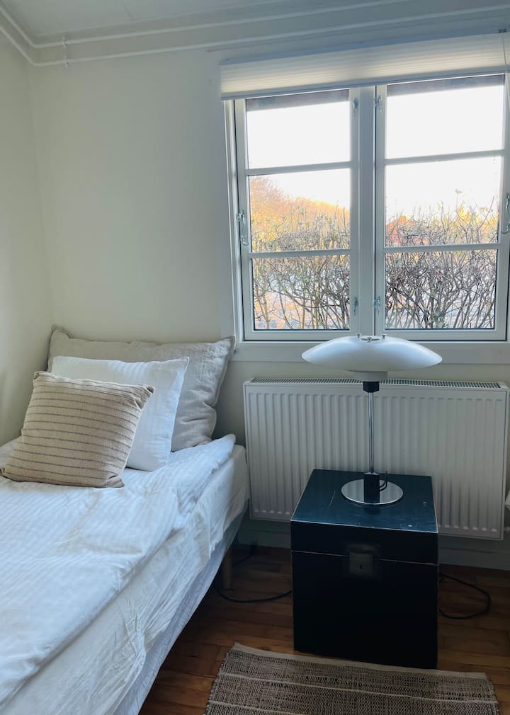 Soveværelse med to enkelt senge