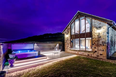 Blossom Barn 23 with home cinema, outdoor hot tub