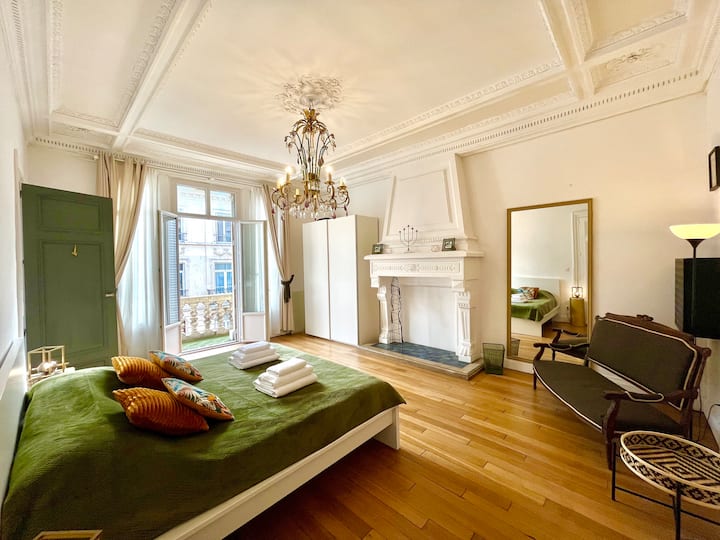 La prima suite al primo piano dell'Hôtel Particulier des Anges a Reims vicino alla Conciergerie Des Sacres