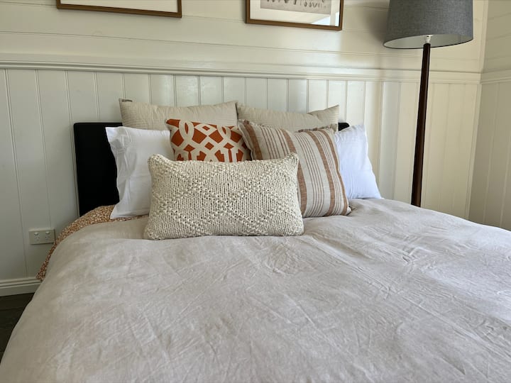 غرفة النوم الثانية - سرير بحجم وسط