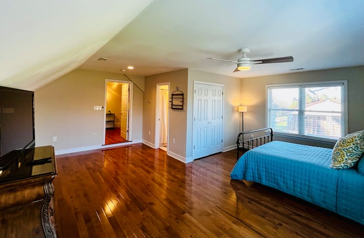 На горния етаж - спалня #3 с двойно легло и самостоятелна баня