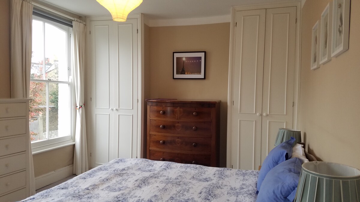 Spavaća soba na 1. katu s bračnim krevetom s kvalitetnim čvrstim madracem i roletama za zamračivanje. 