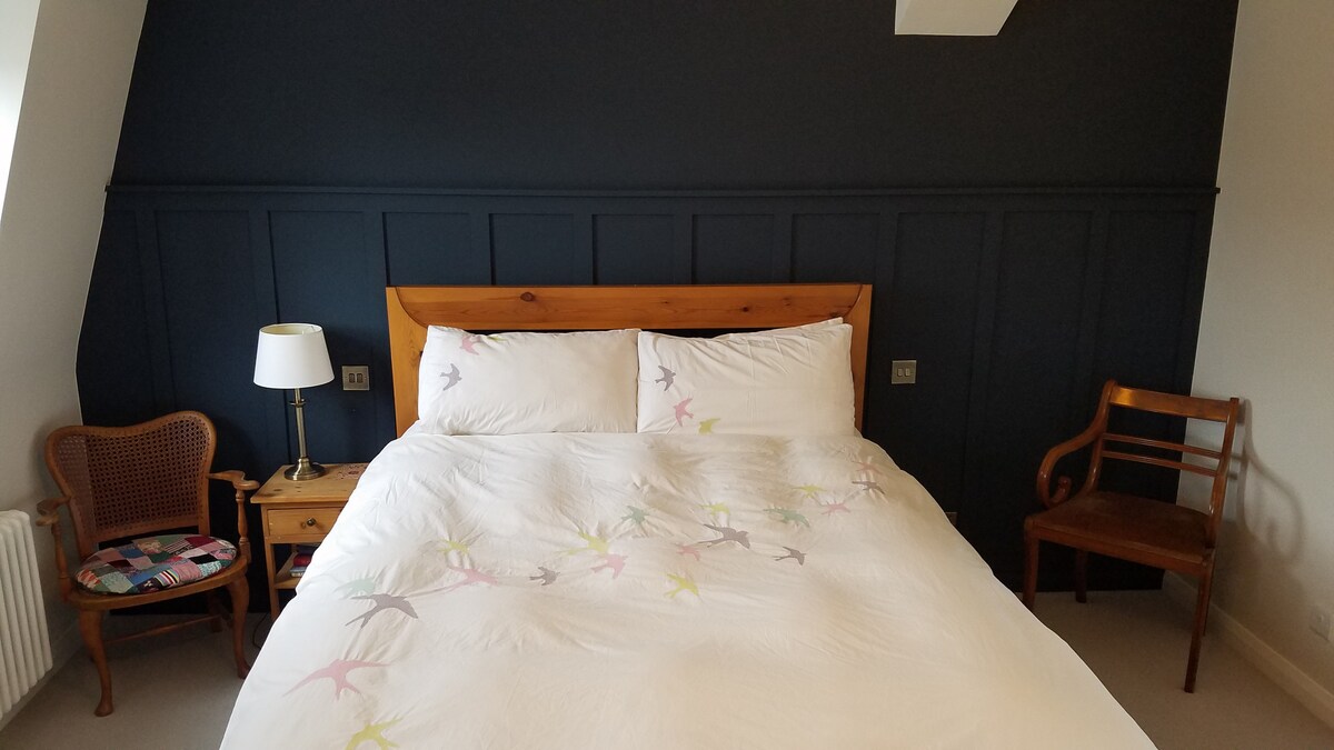 Glavna spavaća soba sa spojenom kupaonicom.