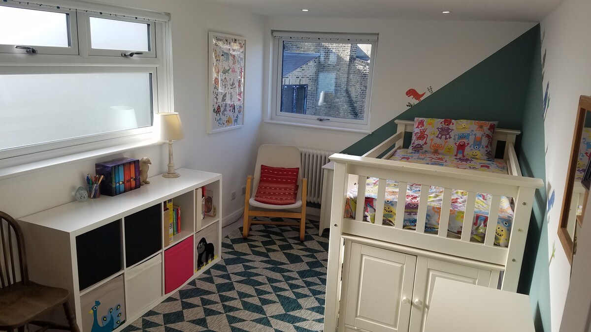 Spavaća soba na 2. katu s roletama za zamračivanje. Krevet je madrac od memorijske pjene u punoj veličini prikladan za odrasle. Ispod kreveta po potrebi ima mjesta za još jedan madrac. 