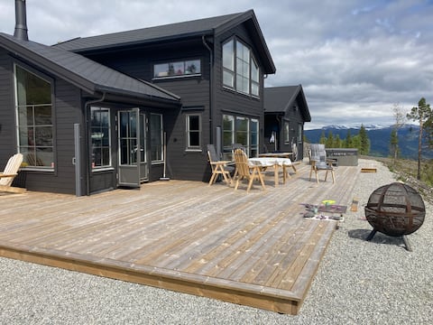 Modern mountain cabin in Voss with panoramic views