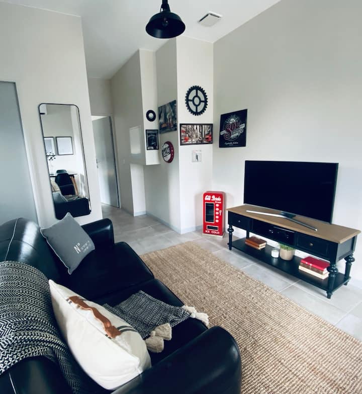 Industrial 1 Bedroom Apartment W/ Patio & Parking - モンペリエ